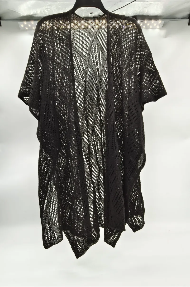 Schwarzer grobmaschiger Häkel-Kimono mit diagonalem Lochmuster auf Kleiderbügel vor weißem Hintergrund