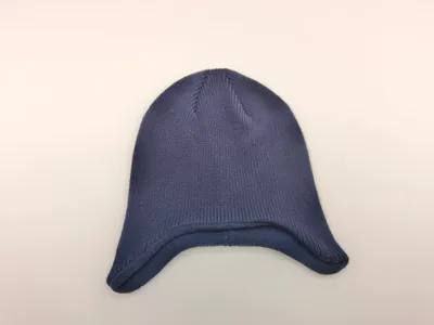 Dunkelblaue gerippte Strickmütze mit seitlichen Ohrklappen auf weißem Untergrund, Draufsicht