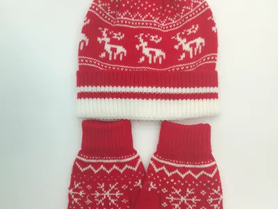 Rote und weiße Fair-Isle-Strickmütze mit Bommel und dazu passende Handschuhe mit Rentier-Muster im Set