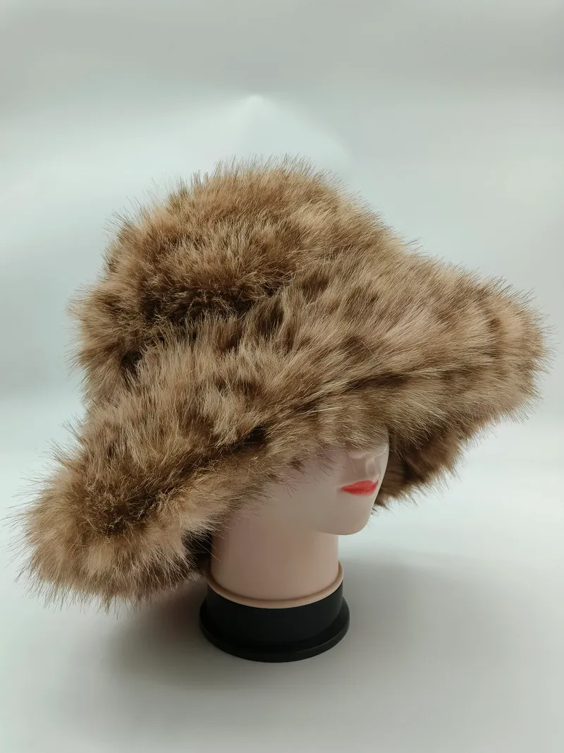 Tan-brauner Kunstfell-Bucket-Hat mit Leopardenmuster und breiter Krempe auf weißem Mannequin-Kopf