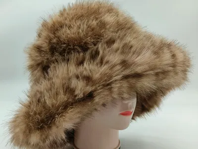 Tan-brauner Kunstfell-Bucket-Hat mit Leopardenmuster und breiter Krempe auf weißem Mannequin-Kopf