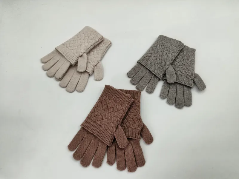 Drei Paare Strickhandschuhe mit Rautenmuster in den Farben Beige, Grau und Mauve flach auf weißem Hintergrund