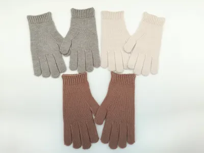Drei Paare gerippter Winterhandschuhe in Hellgrau, Cremeweiß und Mauve-Rosa nebeneinander auf weißem Hintergrund