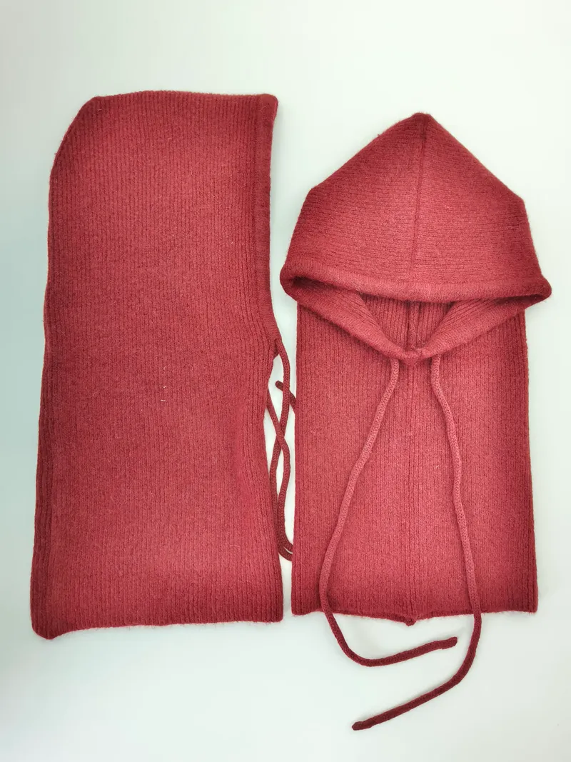 Zweiteiliges Strickset in zartem Altrosa bestehend aus einer Sturmhaube mit Kordelzug und einem passenden Schlauchtuch, flach ausgelegt