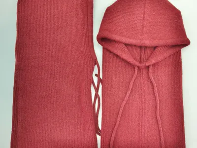 Zweiteiliges Strickset in zartem Altrosa bestehend aus einer Sturmhaube mit Kordelzug und einem passenden Schlauchtuch, flach ausgelegt