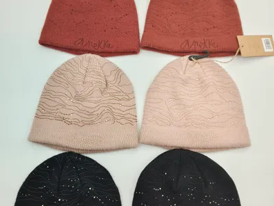 Sechs Strickmützen in Terrakotta, Altrosa und Schwarz mit glitzernden Strassnieten und wellenförmigem Stickmuster, paarweise angeordnet
