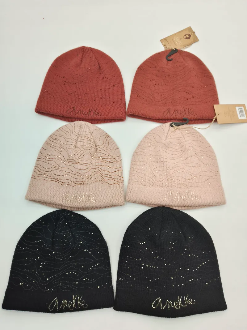 Sechs Strickmützen in Terrakotta, Altrosa und Schwarz mit glitzernden Strassnieten und wellenförmigem Stickmuster, paarweise angeordnet