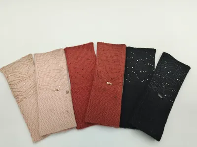 Sechs gestrickte Haarreife in Pink, Altrosa, Rost, Terrakotta, Anthrazit und Schwarz, fächerförmig angeordnet, mit Pailletten und Wellenstruktur