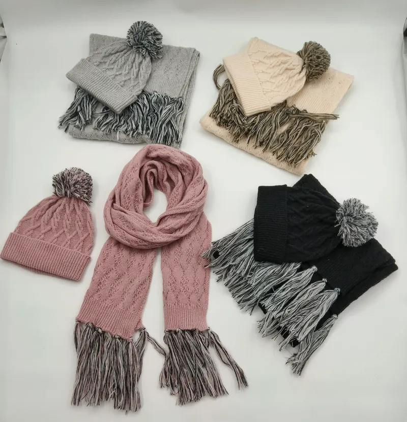 Vier Zopfstrick-Hut-Schal-Sets in Grau, Beige, Rosa und Schwarz mit Bommel-Mützen und Quasten-Fransenhal-Schals