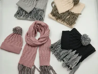 Vier Zopfstrick-Hut-Schal-Sets in Grau, Beige, Rosa und Schwarz mit Bommel-Mützen und Quasten-Fransenhal-Schals