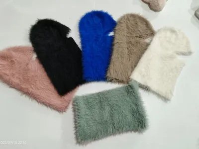 Sechs flauschige Kunstfell-Balaclavas in einem Fächer-Layout in Pink, Schwarz, Blau, Taupe, Creme und Salbeigrün