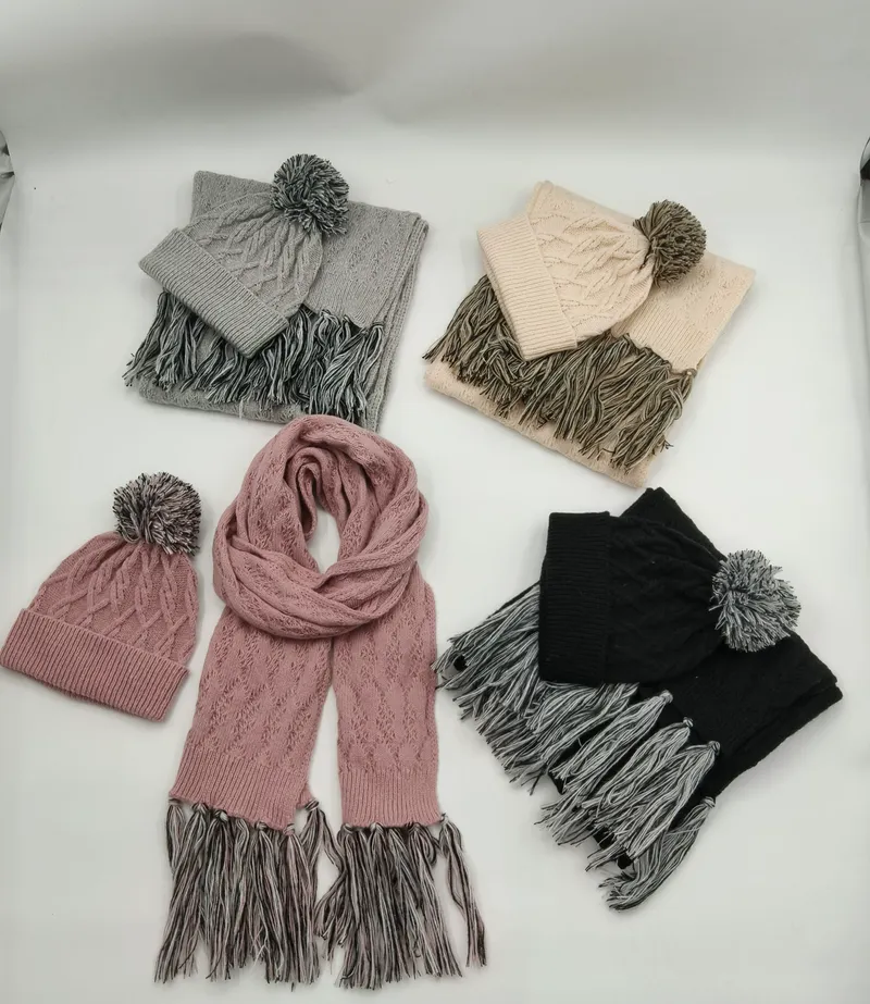 Vier Zopfstrick-Winter-Sets in Grau, Beige, Rosa und Schwarz mit Bommel-Mützen und Kontrastfarben-Quastenschals