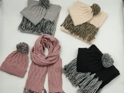 Vier Zopfstrick-Winter-Sets in Grau, Beige, Rosa und Schwarz mit Bommel-Mützen und Kontrastfarben-Quastenschals