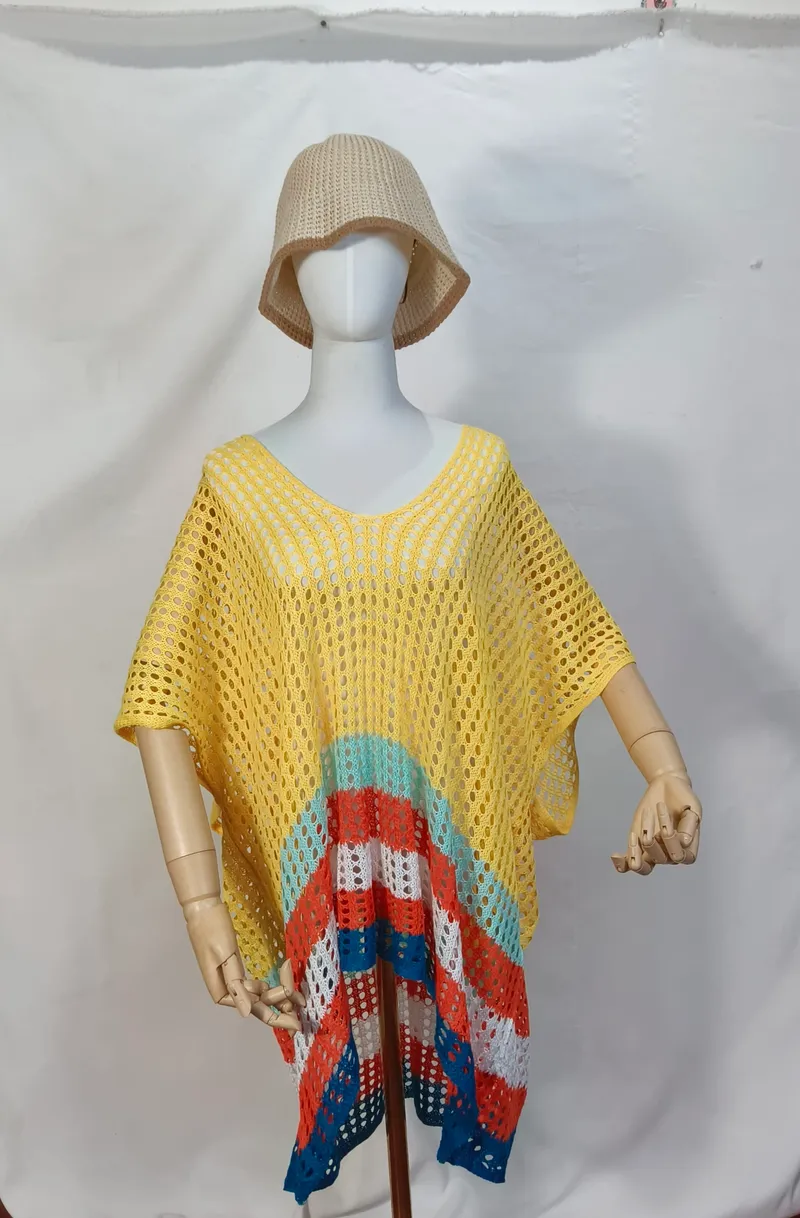 Schaufensterpuppe mit gelbem Häkel-Strandponcho und farbigen Streifen in Türkis, Orange, Weiß und Blau am Saum sowie beigem Bucket Hat