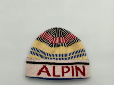 Bunte Strickmütze mit roten, gelben, blauen und schwarzen Streifen und ALPIN-Schriftzug auf weißem Rippenbund