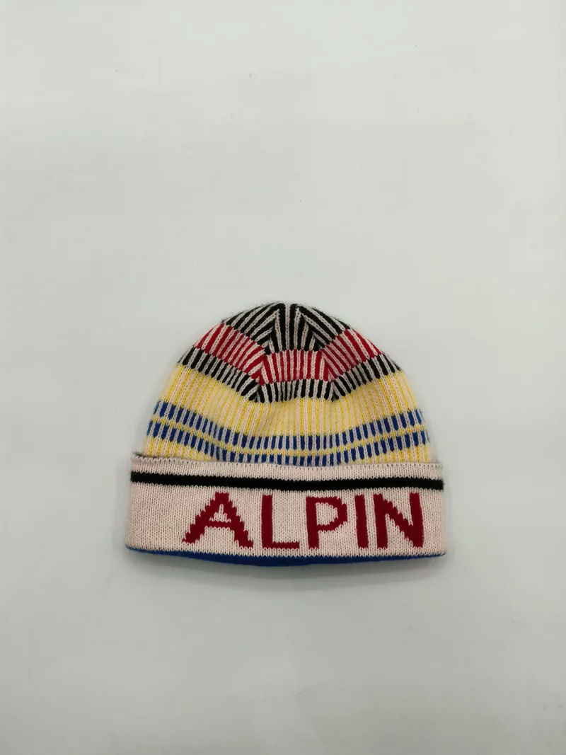 Bunte Strickmütze mit roten, gelben, blauen und schwarzen Streifen und ALPIN-Schriftzug auf weißem Rippenbund