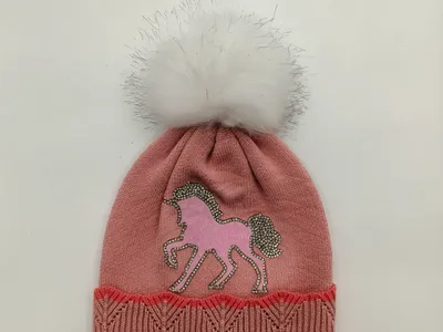 Rosa Strickmütze für Mädchen mit glitzerndem Einhorn-Aufnäher und fluffigem weißen Kunstfell-Bommel oben