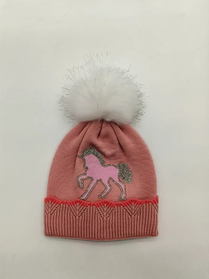 Rosa Strickmütze für Mädchen mit glitzerndem Einhorn-Aufnäher und fluffigem weißen Kunstfell-Bommel oben