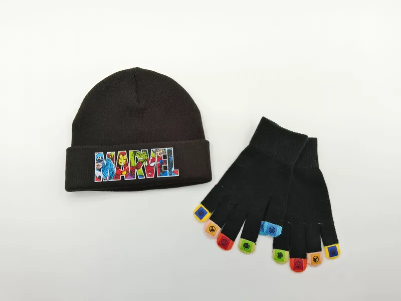Dunkles Wintermützen-Set für Kinder mit buntem Comic-Aufnäher und passenden fingerlosen Fäustlingen mit farbenfrohen Fingerspitzen
