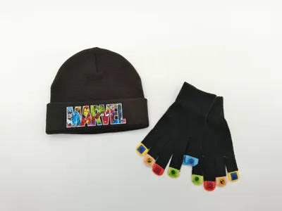 Dunkles Wintermützen-Set für Kinder mit buntem Comic-Aufnäher und passenden fingerlosen Fäustlingen mit farbenfrohen Fingerspitzen