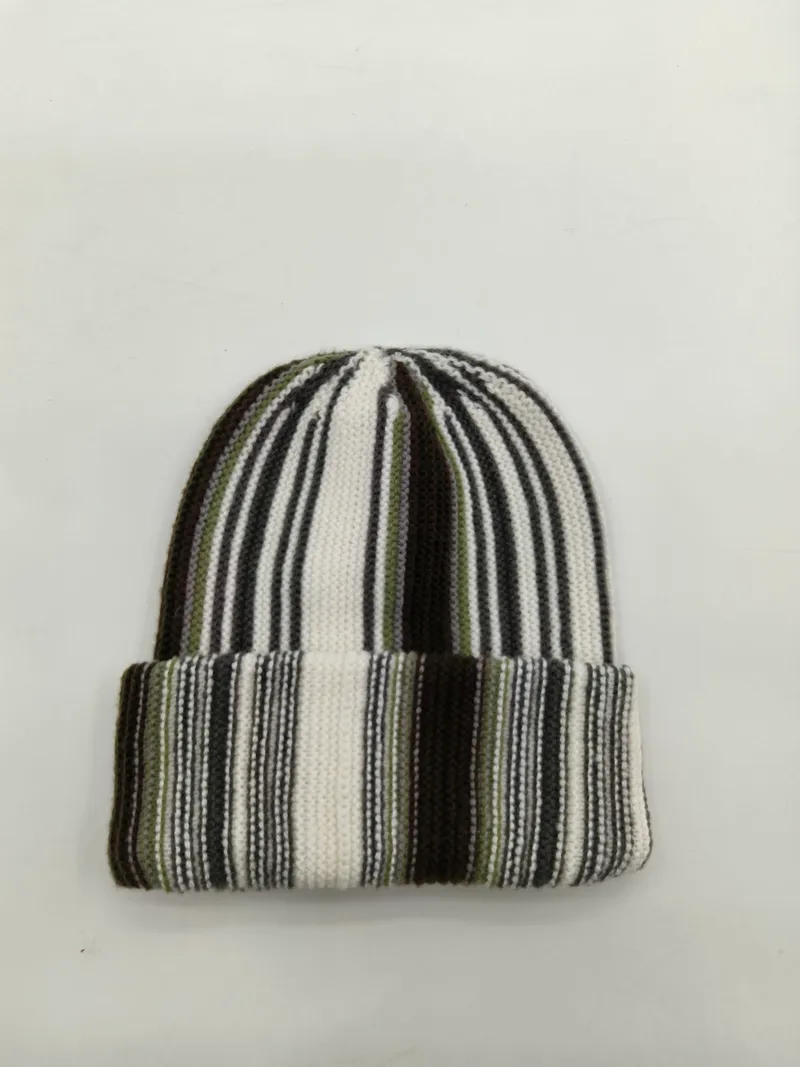 Klassische Strickmütze mit senkrechten Farbstreifen in Weiß, Schwarz und Olivgrün, umgeschlagener Krempe, flach fotografiert