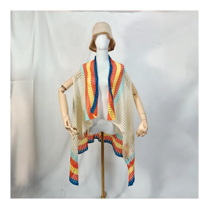 Cremefarbene Häkelweste im offenen Kimono-Stil mit bunten Streifen in Blau, Orange, Gelb und Mint auf Schaufensterpuppe mit Bucket Hat