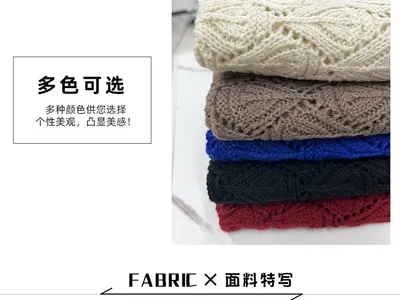 Gestapelte gefaltete Ajour-Strickpullover in Creme, Taupe, Blau, Schwarz und Rot mit sichtbarem Fächerlochmuster-Detail