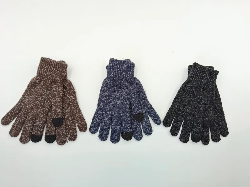 Drei Paar melierte Strickhandschuhe in Braun, Marineblau und Dunkelgrau nebeneinander auf weißem Untergrund
