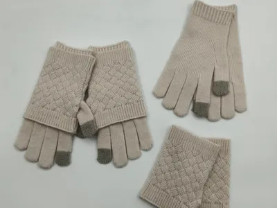 Beiges Handschuh-Set mit Korbflechtmuster: fingerlose Stulpen, Vollhandschuhe mit grauen Fingerkuppen und Handgelenksärmer nebeneinander