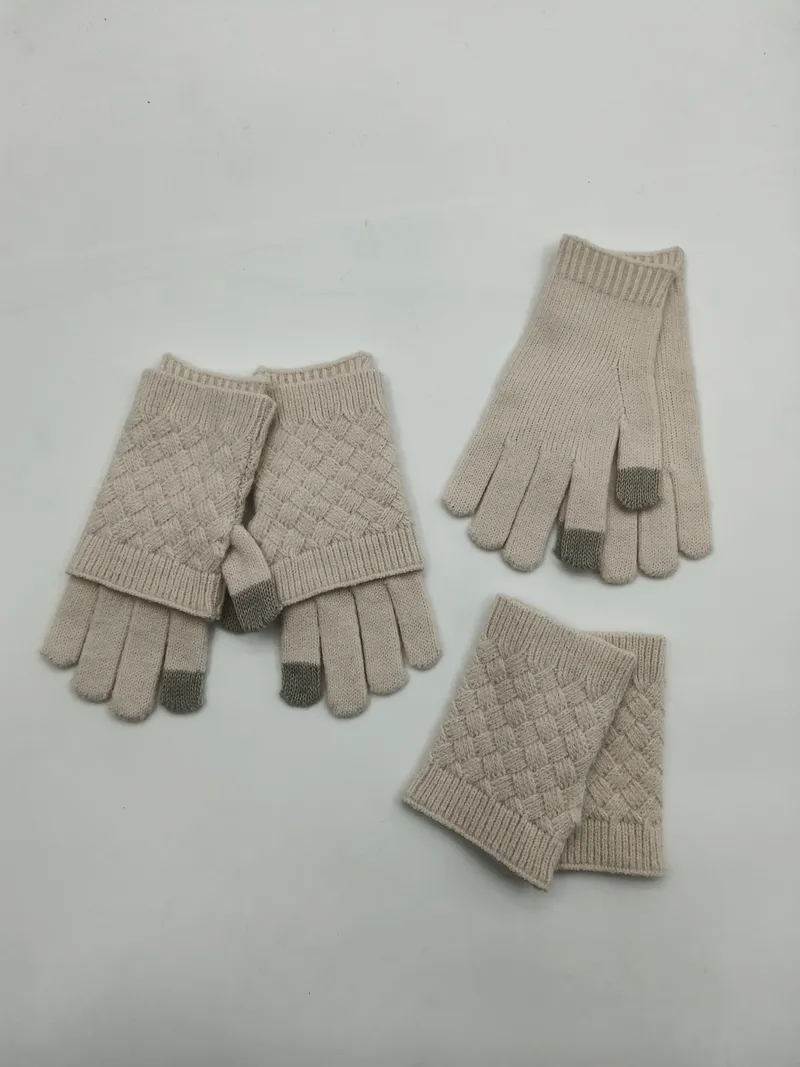 Beiges Handschuh-Set mit Korbflechtmuster: fingerlose Stulpen, Vollhandschuhe mit grauen Fingerkuppen und Handgelenksärmer nebeneinander