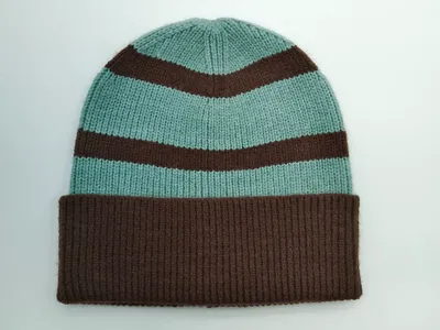 Gestreifte Strickmütze in Mintgrün und Dunkelbraun mit Rippbund, flache Ansicht auf weißem Hintergrund
