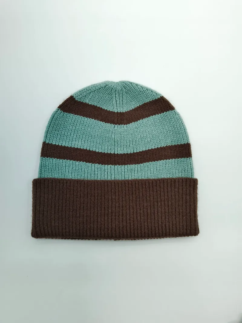 Gestreifte Strickmütze in Mintgrün und Dunkelbraun mit Rippbund, flache Ansicht auf weißem Hintergrund