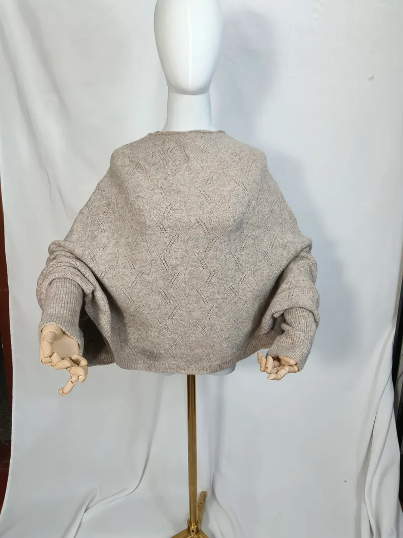 Weiter Strickpullover in Cremeweiß mit Fledermausärmeln und Ajour-Rautenmuster, Rückenansicht auf Schneiderpuppe