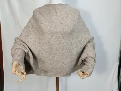 Weiter Strickpullover in Cremeweiß mit Fledermausärmeln und Ajour-Rautenmuster, Rückenansicht auf Schneiderpuppe