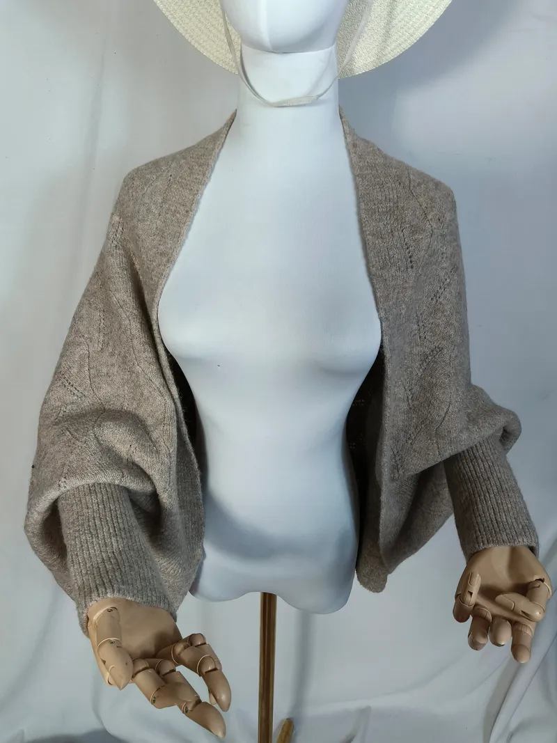 Taupefarbener offener Strick-Bolero mit weit ausgestellten Ärmeln und Rippbündchen auf Schneiderpuppe