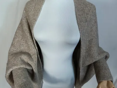 Taupefarbener offener Strick-Bolero mit weit ausgestellten Ärmeln und Rippbündchen auf Schneiderpuppe
