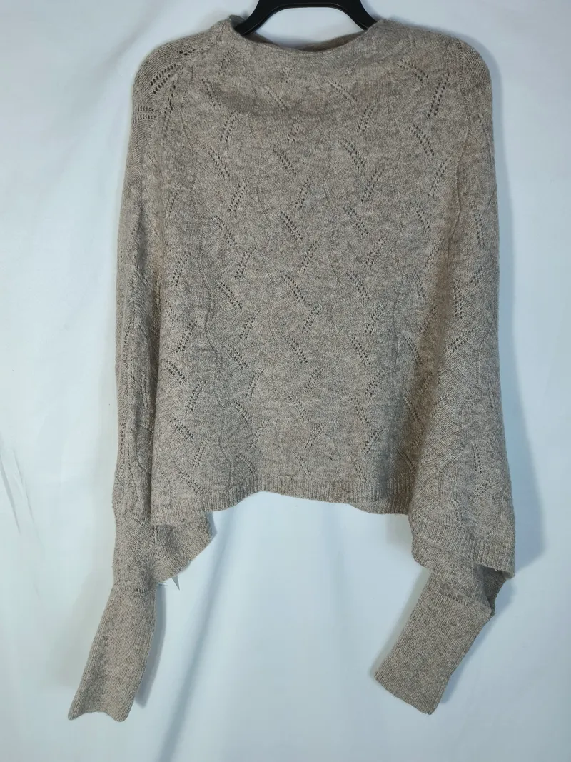 Kurzer Damenpullover in Beige mit offenem Lochstrickmuster, auf Kleiderbügel, lange weite Ärmel mit Rippbündchen