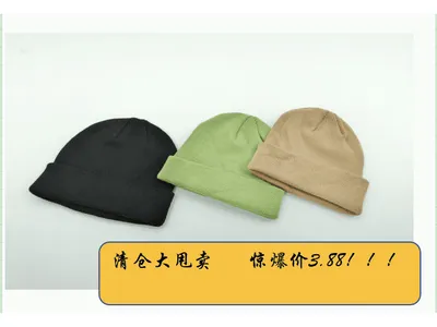 Drei einfarbige Rippstrick-Beanies in Schwarz, Hellgrün und Khaki nebeneinander auf weißem Hintergrund