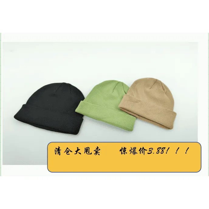 Drei einfarbige Rippstrick-Beanies in Schwarz, Hellgrün und Khaki nebeneinander auf weißem Hintergrund