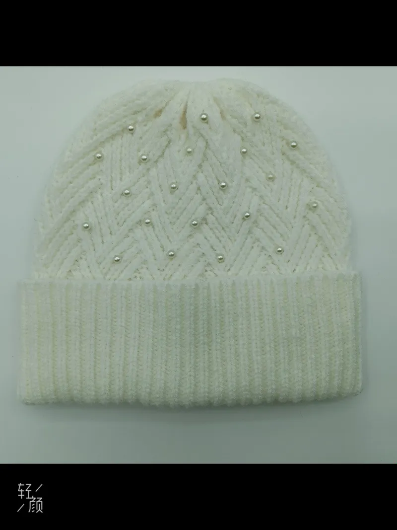 Cremefarbene Strickmütze mit Wabenmuster und dekorativen Perlen, umgeschlagener Krempe, Winteraccessoire für Damen