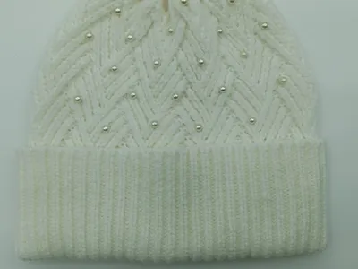 Cremefarbene Strickmütze mit Wabenmuster und dekorativen Perlen, umgeschlagener Krempe, Winteraccessoire für Damen