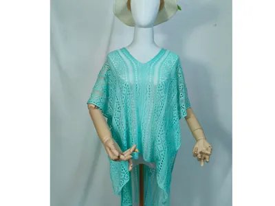 Schaufensterpuppe trägt aquafarbenen Häkelkaftan mit V-Ausschnitt, weite Ärmel, kombiniert mit weißem Strohhut