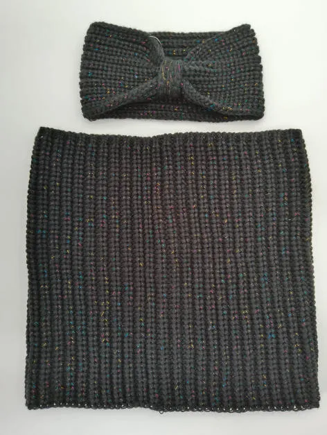Grob gestrickter Halswärmer in Anthrazit mit bunten Metallic-Tupfen und passendem Schleifen-Stirnband aus weicher Wolle