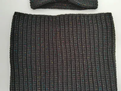 Grob gestrickter Halswärmer in Anthrazit mit bunten Metallic-Tupfen und passendem Schleifen-Stirnband aus weicher Wolle