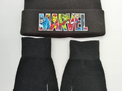 Schwarze Strickmütze mit Comichelden-Abzeichen und passende fingerlose Handschuhe mit bunten Fingerkuppen auf weißem Grund