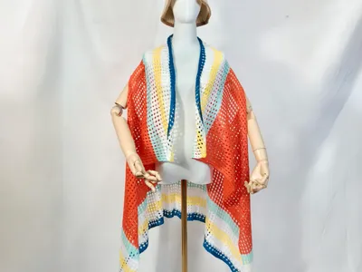 Figurine trägt bunten Häkel-Kimono mit Streifen in Koralle, Weiß, Blau, Gelb und Türkis, offene Vorderseite, Sommerlook