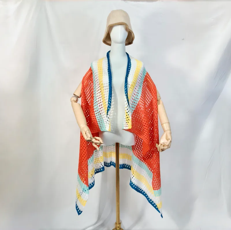 Figurine trägt bunten Häkel-Kimono mit Streifen in Koralle, Weiß, Blau, Gelb und Türkis, offene Vorderseite, Sommerlook
