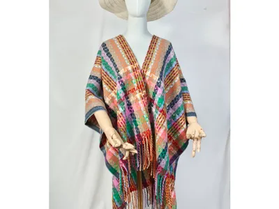 Schaufensterpuppe in mehrfarbig kariertem handgewebten Poncho mit Fransenkante und breitem Strohhut