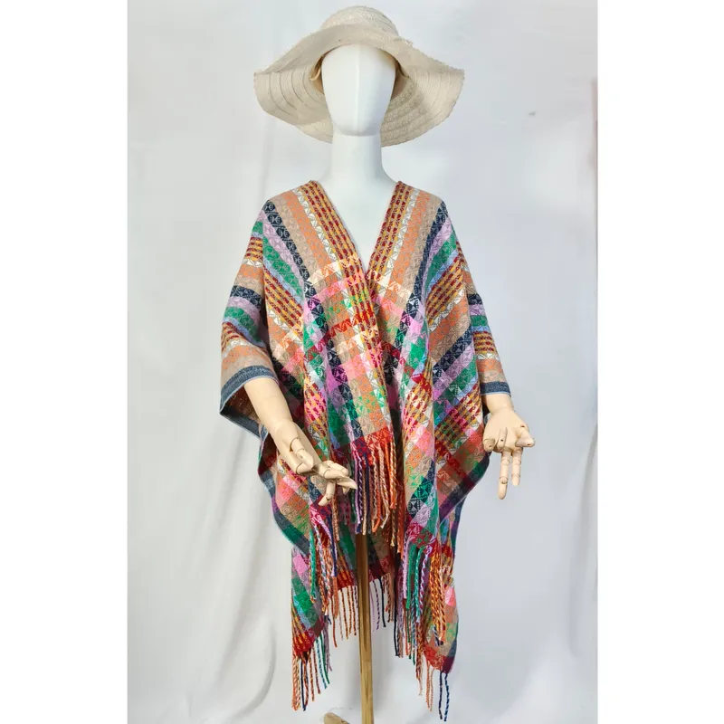 Schaufensterpuppe in mehrfarbig kariertem handgewebten Poncho mit Fransenkante und breitem Strohhut