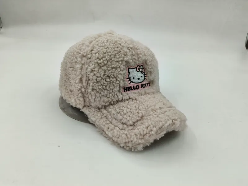 Flauschige Teddy-Fleece-Schirmmütze in Naturweiß mit gesticktem Cartoon-Katzengesicht und rosafarbenem Schriftzug